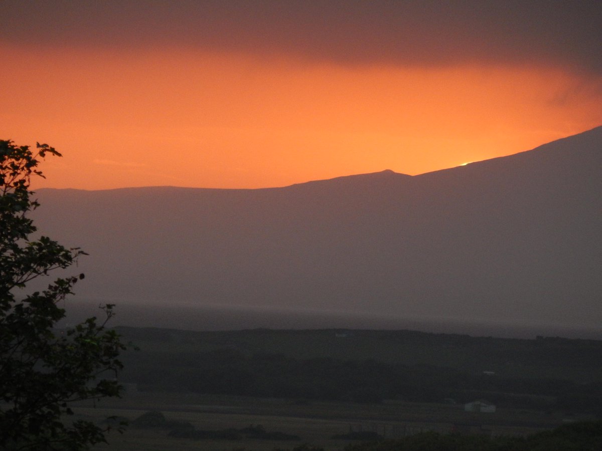 EBaggie's tweet image. @1GarethWynJones for some reason I thought you were North of Lleyn explains why we have similar view sunset. #lastray