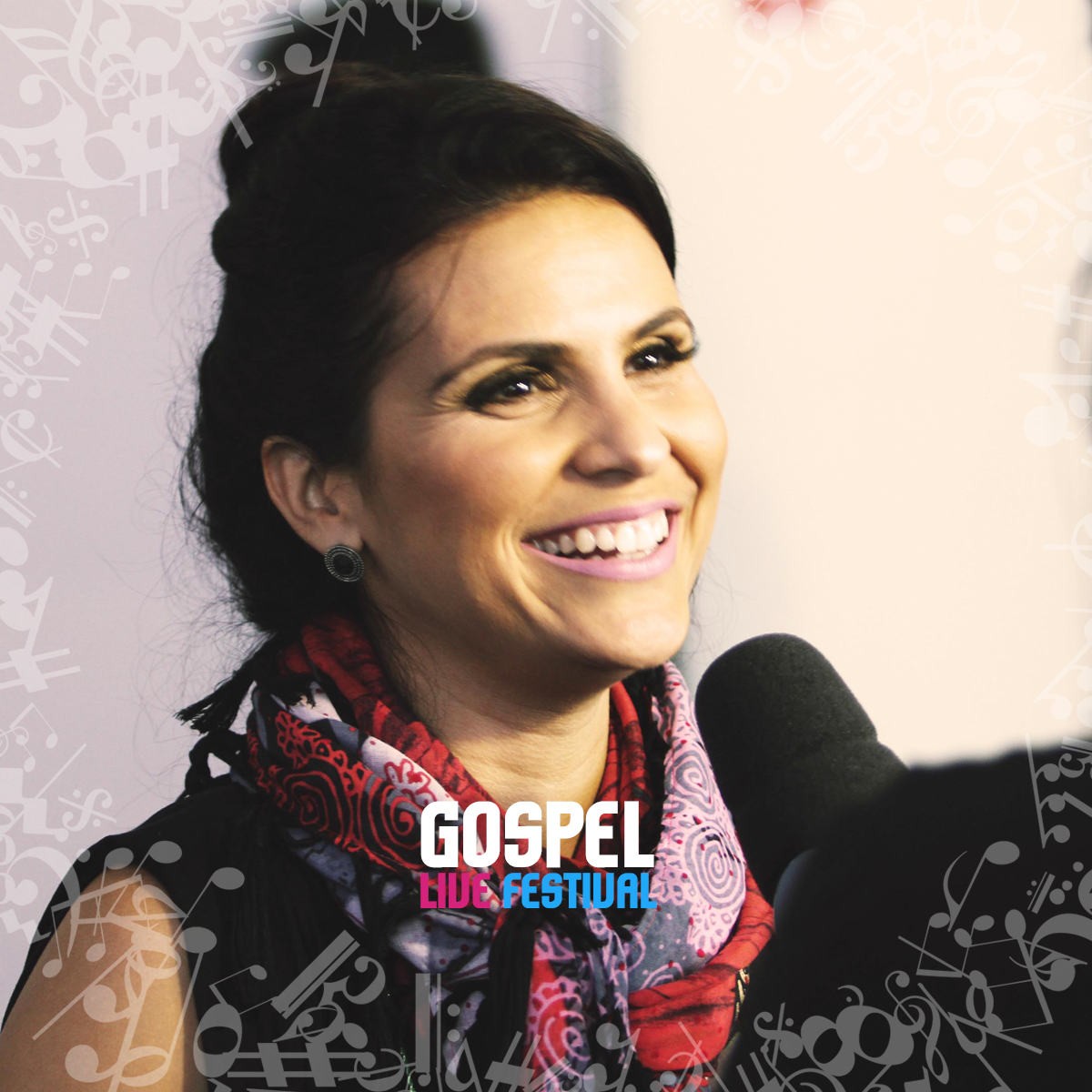 gospellivebr's tweet photo. @alinebarros​ foi a primeira abençoada a subir e irradiar amor no palco principal do #GospelLiveFestival​. http://t.co/UpJjk5Cvn0