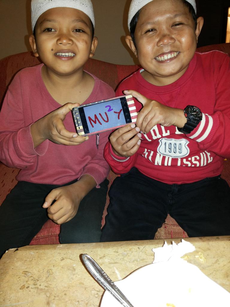 elsayudi's tweet photo. @subkiAlbughury_ @ustad_alhabsyi Assalamualaikum kyai

Kami dari DUO MINI AKSI 2014
(MEGI &amp; SAYUDI) http://t.co/VLBNpagslY