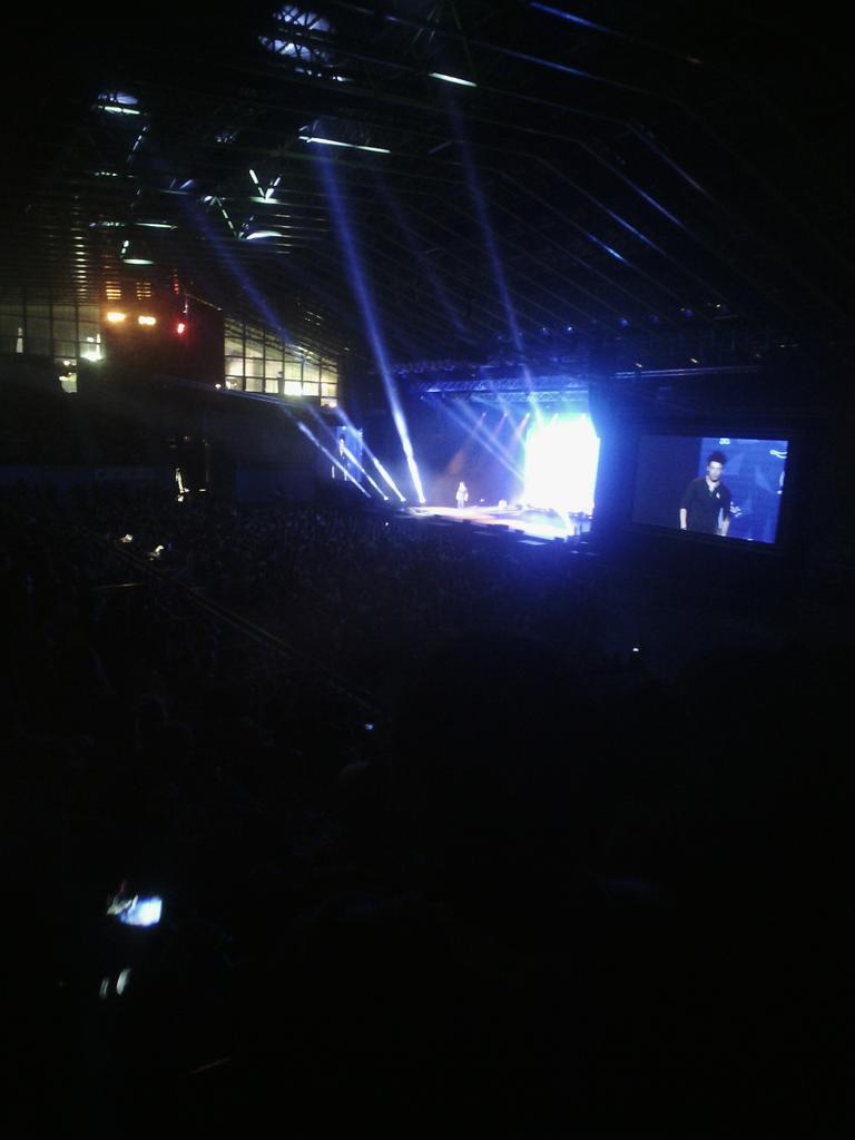 dada974prod's tweet photo. @kevadamsss mi kif a ou avec tentine la roue et tentine requin dans outre spectacle voilà voilà à la RÉUNION :) :) :) http://t.co/UXAKpeOoCw