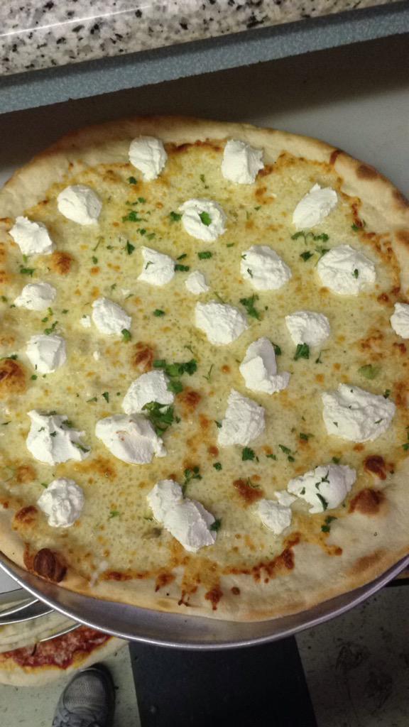 ConcaDoro_Sag's tweet photo. Fresh white pie out the oven! #slice #hamptons http://t.co/rZWMRbk2Hq