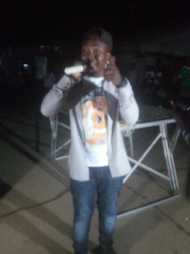 undagroundOUT's tweet photo. @acekeed89 pon the stage rn #undagroundOUT cc @undagroundOUT http://t.co/sFmUavjvsD
