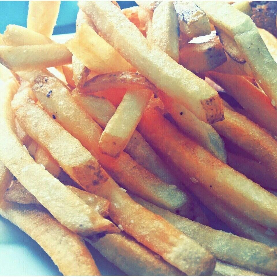 theredlander's tweet photo. If only a Fry a Day was what Kept the Doctor Away...Allow yourself to cheat sometimes 😉🍟

#Weekend #FrenchFries http://t.co/Z4X8zbP5QC