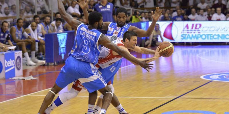 ilpost's tweet photo. Sassari ha vinto lo scudetto del basket, ha battuto Reggio Emilia in gara-7 per 75-73 http://t.co/mV2mCteNQW http://t.co/TLvS70zY1s