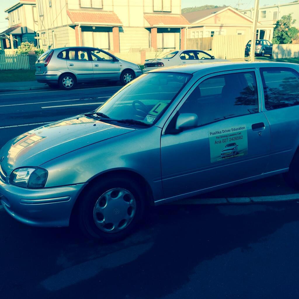 MontyWrites's tweet photo. Spotted in Kilbirnie this morning. Well it says 'learn to drive', not learn to park, I guess. #angleparking http://t.co/SpmGeIgQZb