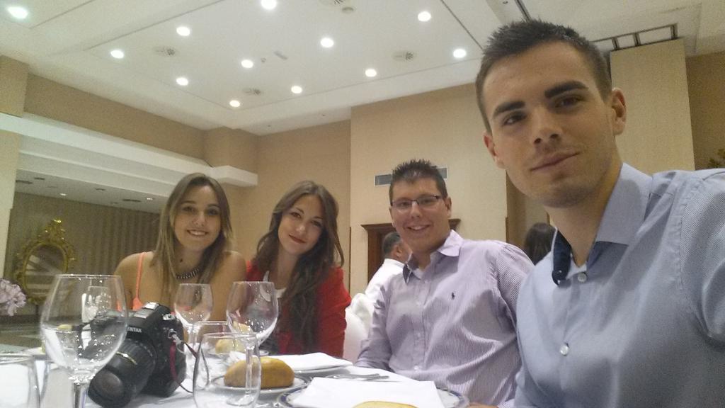 NachoMorante's tweet photo. Noche de cena con @sergio_rec4 y estos dos bellezones @Pilar_Bravo_ @OlayaPinilla #Guadalajara http://t.co/rURuIvw9ct