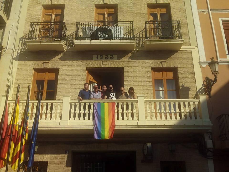 AjuntaAlcudiaCr's tweet photo. La bandera símbol  del col·lectiu LGTB, ondejant en el balcó de totes y tots! Feliç cap de setmana!!! http://t.co/42u1lnySw2