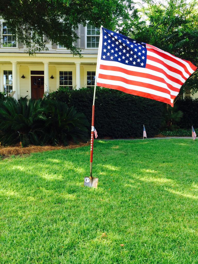 PrudentOD's tweet photo. Proper way to xfer an #F3ShovelFlag #F3Cyclone represent in the Hurricane @mmcguirefsu @steveross67 @F3Charleston http://t.co/ZlcwmQnqG3