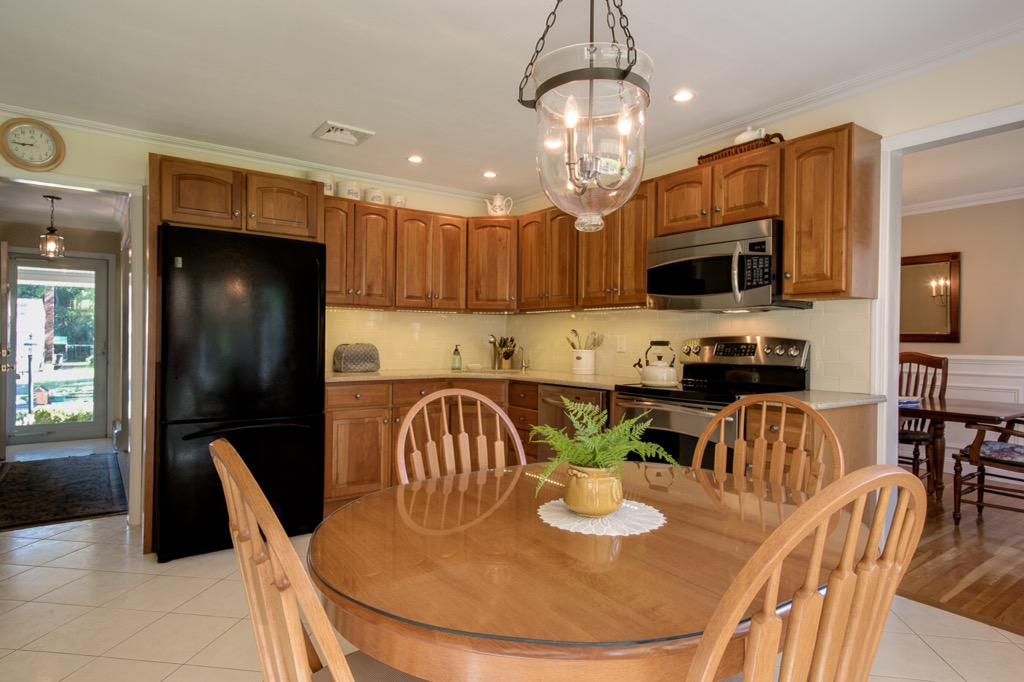 DebbieLettieri1's tweet photo. Loving the chandelier in this kitchen! #4whisperlanesmithtown http://t.co/u1AdgktBlR