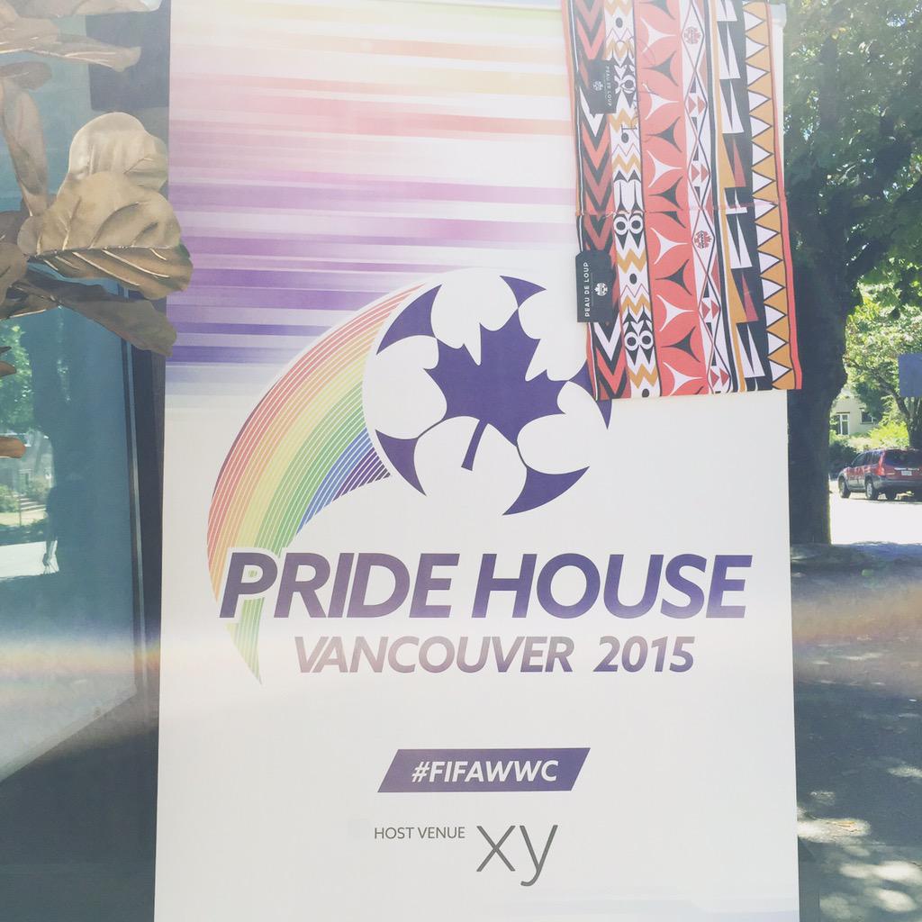 PeauDeLoup's tweet photo. Join us at thebrand new #xyyvr with @gaywhistler tomorrow they will be giving away a signed @erinmcleod1 #unityscarf http://t.co/jVisr3H2La
