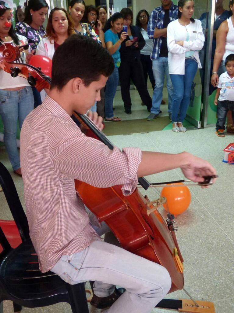 Emirveronica's tweet photo. #Hoy el área de Pediatría del Hospital I.R.B de SJM se llenó de música y alegría con @unergcomsocial y la @OSEGuarico http://t.co/JRMvRwBVoC