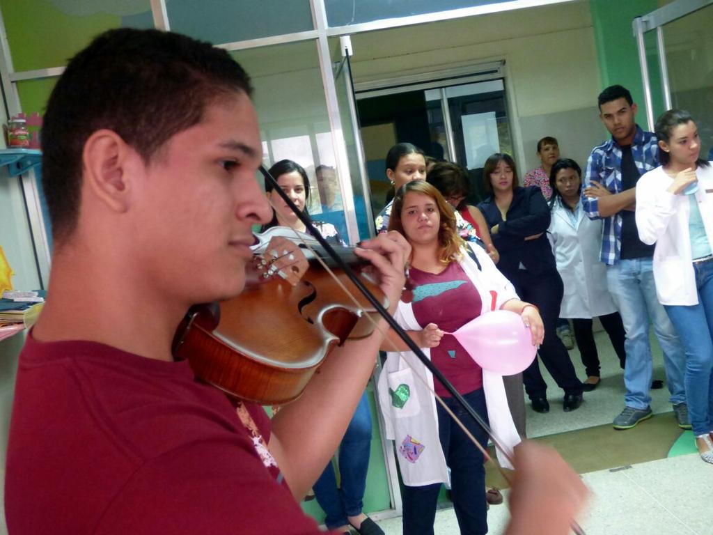 Emirveronica's tweet photo. #Hoy el área de Pediatría del Hospital I.R.B de SJM se llenó de música y alegría con @unergcomsocial y la @OSEGuarico http://t.co/JRMvRwBVoC