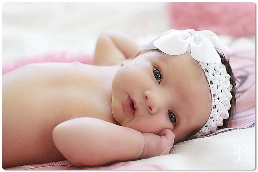 младенец девочка. рождение девочки в марте. малыш с тюльпанами. фотосессия новорожденного. картинки для младенцев.