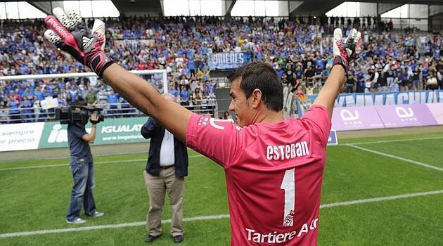 RealOviedo's tweet photo. Hoy es el cumpleaños de nuestro capitán, Esteban. ¡Felicidades, "Gato"! #Esteban40 👏👏👏 http://t.co/w0Fgz7nJ1z