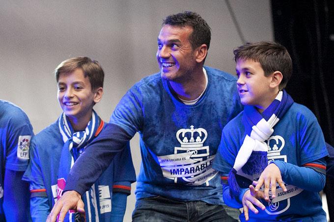 RealOviedo's tweet photo. Hoy es el cumpleaños de nuestro capitán, Esteban. ¡Felicidades, "Gato"! #Esteban40 👏👏👏 http://t.co/w0Fgz7nJ1z