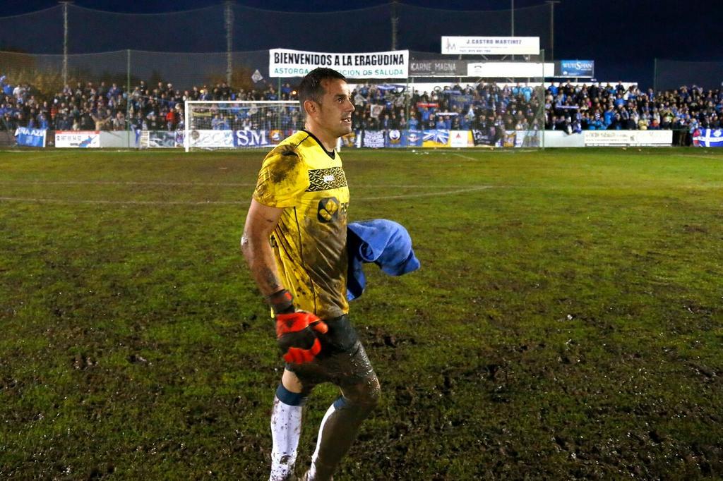 RealOviedo's tweet photo. Hoy es el cumpleaños de nuestro capitán, Esteban. ¡Felicidades, "Gato"! #Esteban40 👏👏👏 http://t.co/w0Fgz7nJ1z