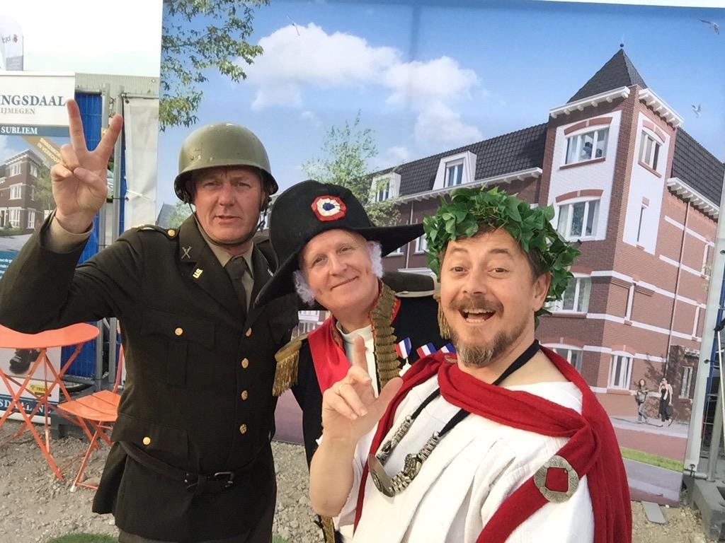BAKSITE's tweet photo. Historische iconen verzorgen #koningsdaal openings ceremonie in opdracht van #aangenamezaken Zelfs het weer was top http://t.co/Ihz4Ri8Z6j