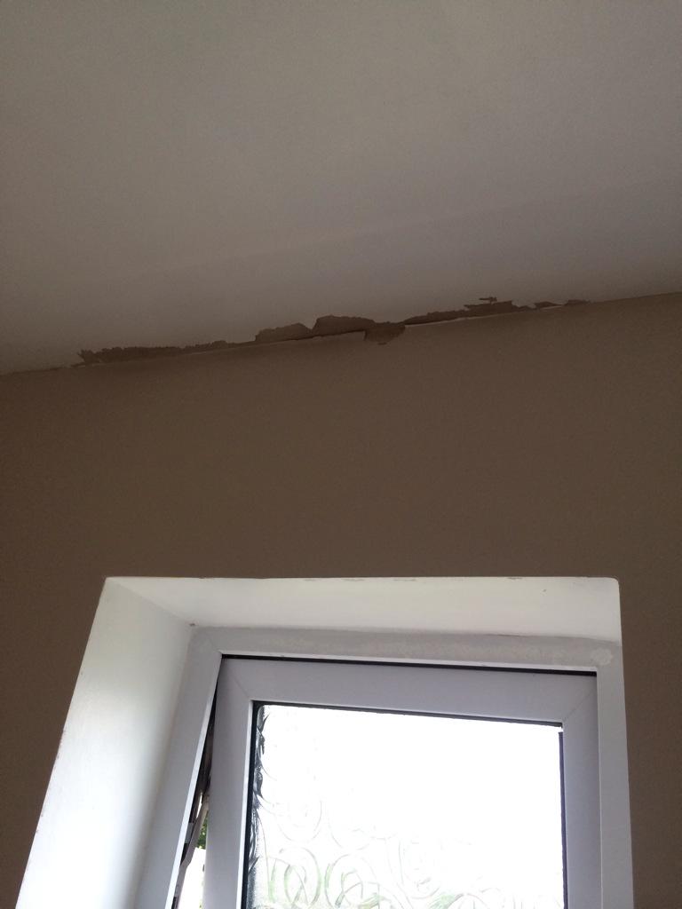 HannahReid_'s tweet photo. Its great when you buy really expensive @FrogTape to specifically stop the paint from doing this 👌👎😡 waste of time http://t.co/I14IRbufSX