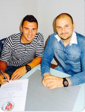 Gjorgiev signing his contract: photo: Dragan Gjorgiev