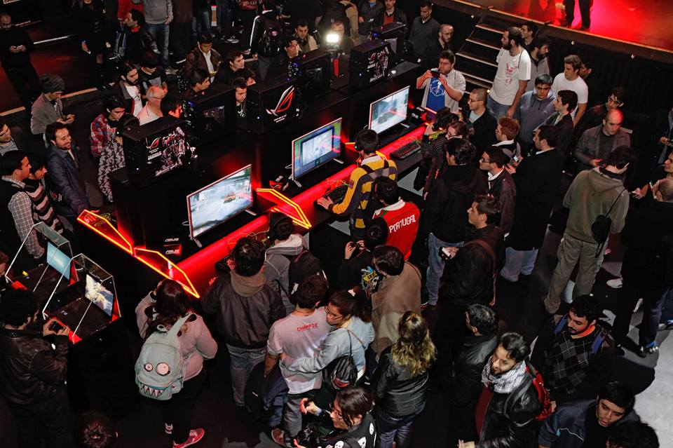 Vorterix's tweet photo. Así fue el evento #ROG de @Compumundo en el Teatro Vorterix conducido x los @MalditosNerdsVX: https://t.co/mM3y5bLmIc http://t.co/RgvDRGaPKF