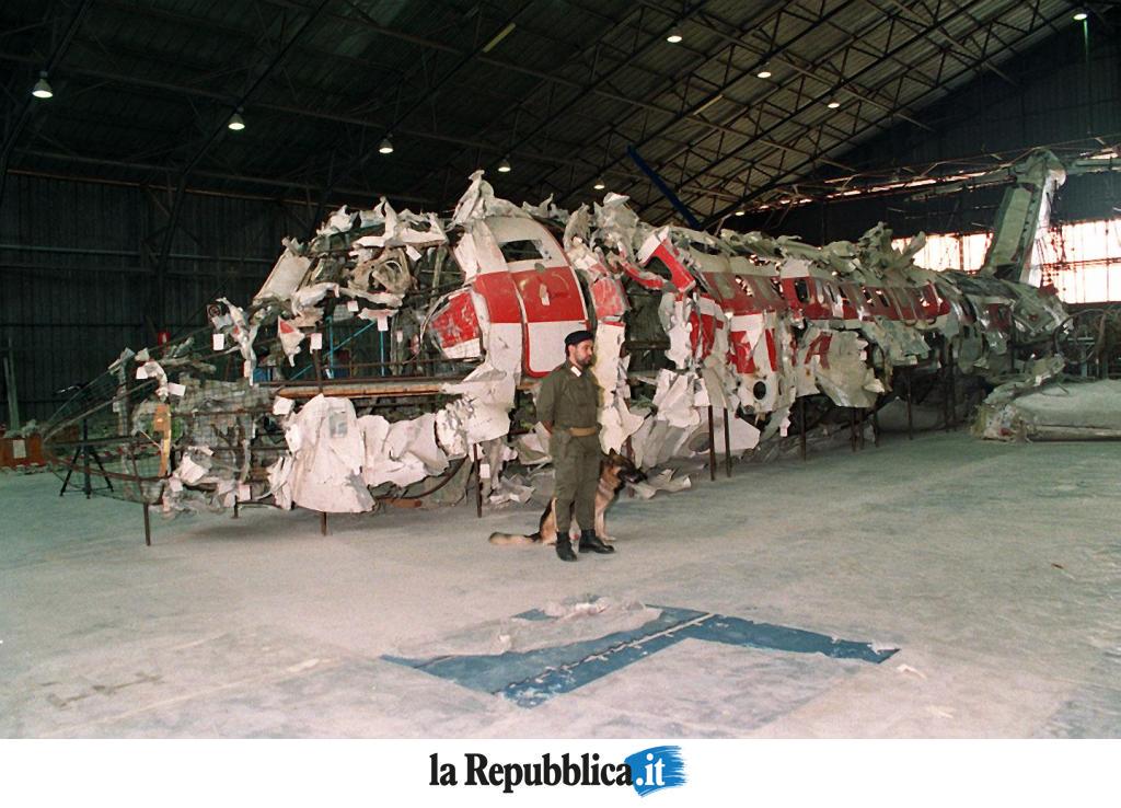 repubblica's tweet photo. 27 giugno 1980 - 35 anni fa la strage di Ustica in cui persero la vita 81 persone #AccaddeOggi http://t.co/pjRTdojX6K
