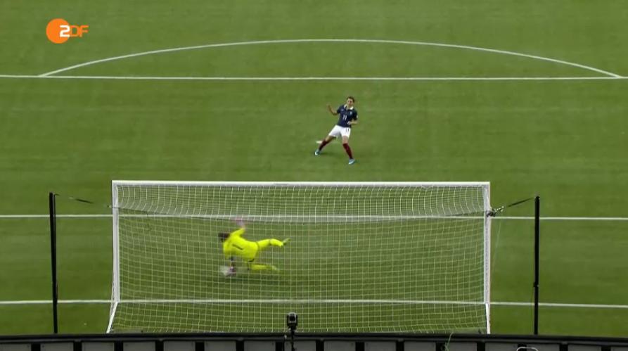 sportstudio's tweet photo. #Natze, die Katze! @NAngerer pariert den letzten Elfmeter. Die @DFB_Frauen gewinnen 6:5 n.E.! #GERFRA #Titeltraum http://t.co/sdSniGkg6N