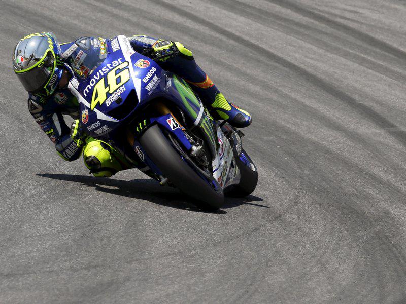 VIVAcoid's tweet photo. Kena Penalti, Valentino Rossi Tetap Start Terdepan http://t.co/0MujbbZu8F http://t.co/KWgCIuBO7X