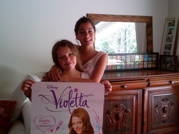 ItaliaWithTini's tweet photo. Tini con una fan en Tucumán, el año pasado. - @TiniStoessel http://t.co/bvfX636RAY