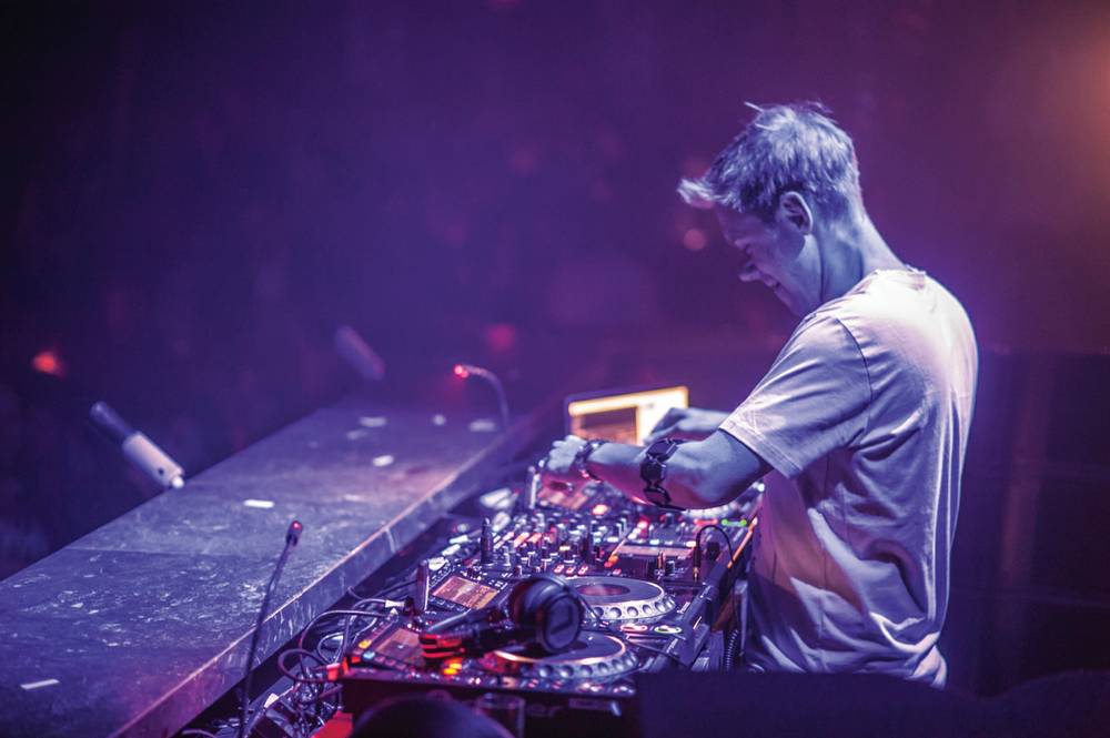 lasvegasweekly's tweet photo. .@arminvanbuuren talks #Vegas venues, musical trends and his dream club http://t.co/AZ4bwG4pdV http://t.co/IANvZ45OkM