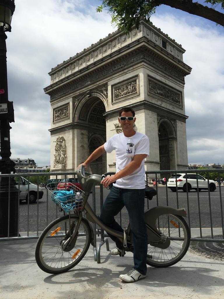 KoozTee's tweet photo. Just teaching the French a thing or two about freedom. #HandsFree http://t.co/w1TZpkzB6z