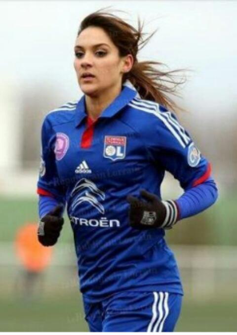 Das ist louisa nevib meine lieblings spielerin