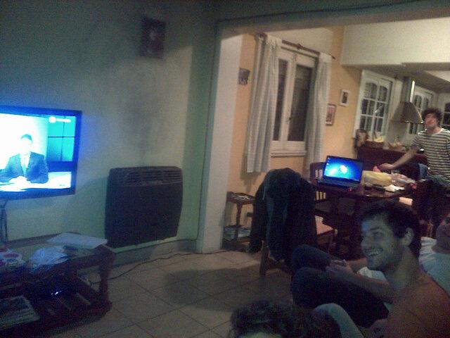 soybabosa's tweet photo. #SomosArgentina con los pibes re felices esperando para ver el doparti! http://t.co/bDgGBaDPr1