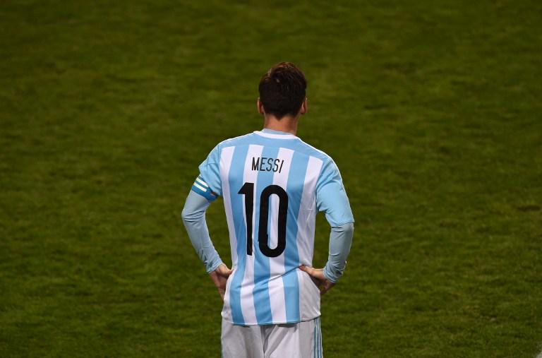 442's tweet photo. Quién festejará el pase a semifinales de la #CopaAmericaChile2015 RT #ARG FAV #COL http://t.co/9qFlQxwIj5 http://t.co/oisuneTeP0