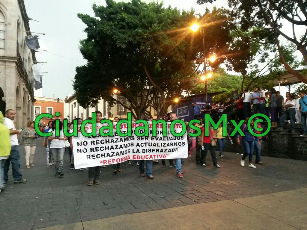 Cientos de maestros en #Morelos marchan en #Cuernavaca po #paronacionalmagisterial contra #EvaluacionDocente