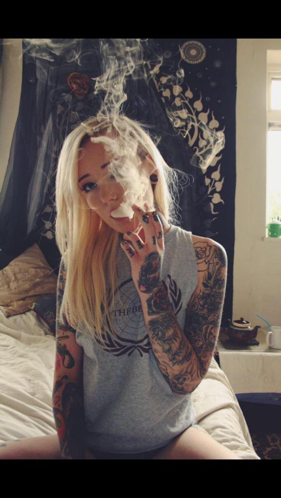 FemaleStoners's tweet photo. Try not to fall in love 😍 http://t.co/DEUUiTOiCr