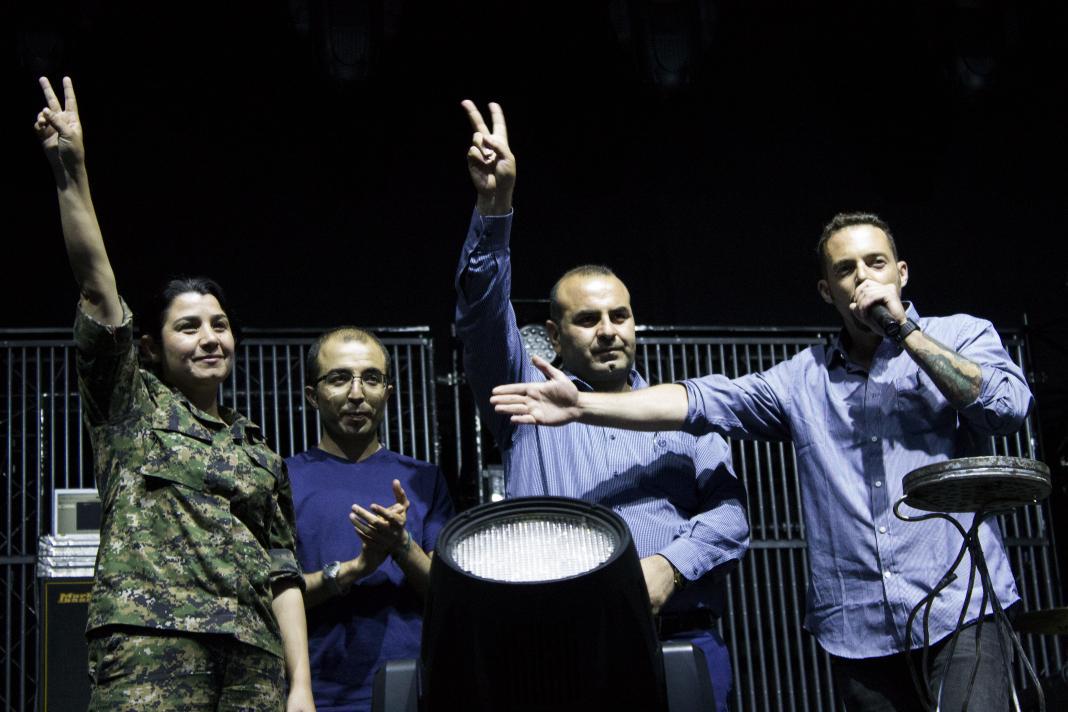 global_project's tweet photo. La comandante #Nessrin delle @DefenseUnitsYPJ ed il presidente cantone di #Kobane @ #Sherwood15
GRAZIE
#TwitterKurds http://t.co/LGQyFHfLeZ