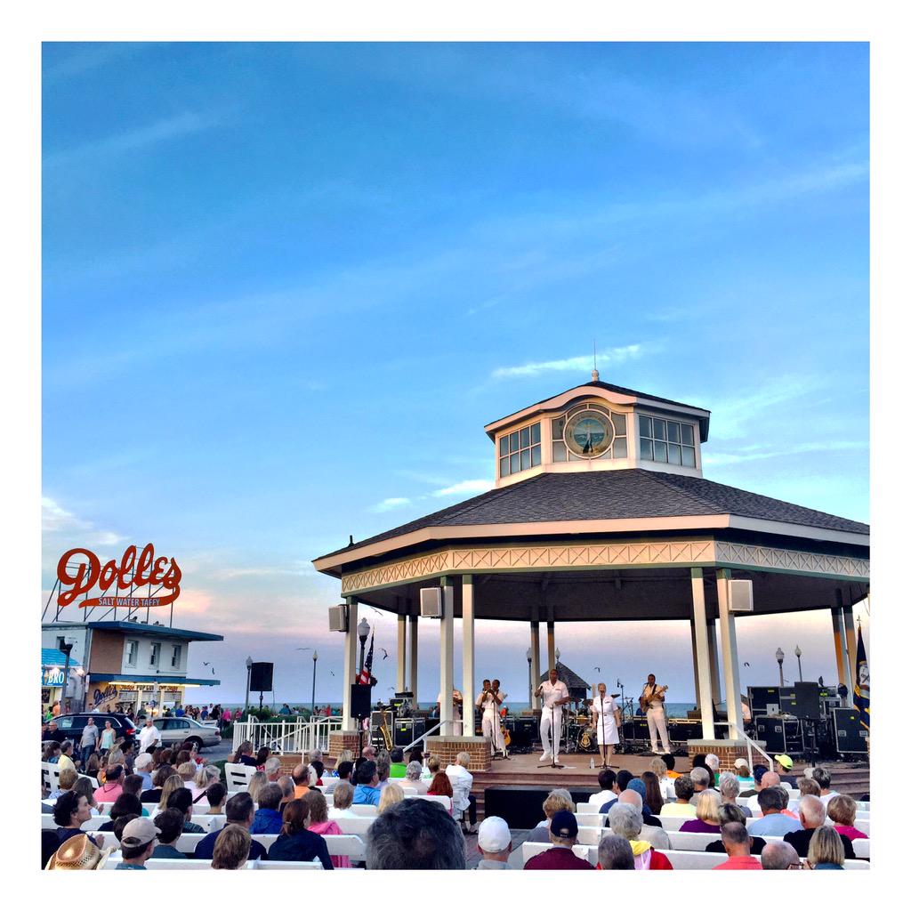 A great evening for the <a href="/usnavyband/">U.S. Navy Band</a> Cruisers!
