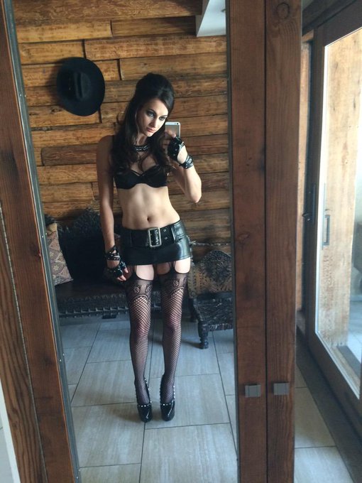 I got stung by a mf bee on set today 🐝 http://t.co/pus2minBSi<a href="/tag/manyvids"class="tags"><span>#manyvids</span></a><a href="/tag/mvsales"class="tags"><span>#mvsales</span></a>
