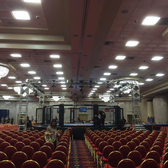 UknowBrett's tweet photo. Doors are open at @CrownePlazaLA @CommerceCasino! Fights start at 7pm! #badbeat16 #bammausa #mma #wmma http://t.co/cERePhp6VX
