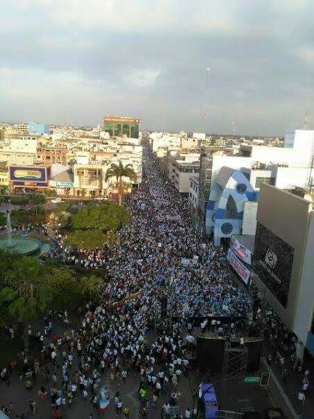 SoyOrense's tweet photo. Aquí está @machalaec hasta que el sol se esconde por un #EcuadorLibreDeRatas http://t.co/27UgLQciDR