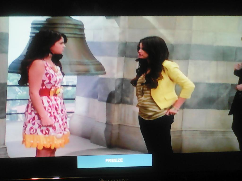 Watching wizards of Waverley place #SelenaGomez #Alexvs alex