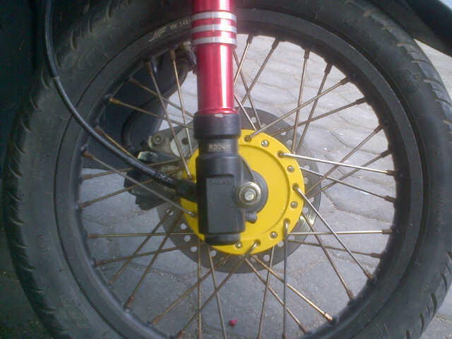 Dijual velg+tromol tinggal pake. Buat vario,beat,scoopy. Minat chat!!