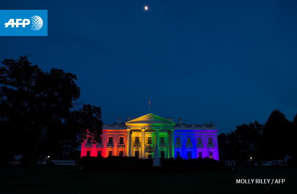 afpfr's tweet photo. #EtatsUnis La Maison Blanche couleurs arc-en-ciel après la légalisation du mariage gay par la Cour Suprême. #AFP http://t.co/oXgzkqsL9O