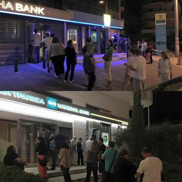 EstebanRocheG's tweet photo. Foto de colas en cajeros en Grecia, sacando dinero por el posible corralito, peores q las de Punta Umbría en agosto. http://t.co/KLbxTAvuCC
