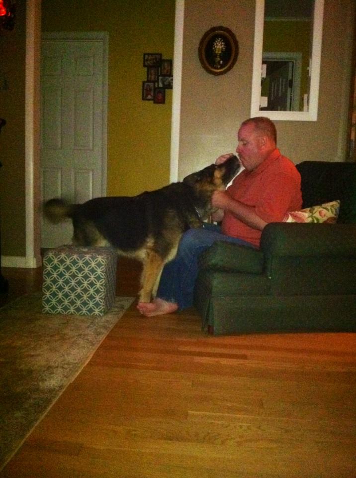 aalleexxxx17's tweet photo. When ur third wheeling ur dad and his dog #fridaynightturnup #cutecoupleaward @Deputydog32 http://t.co/Ya5X58bAh1