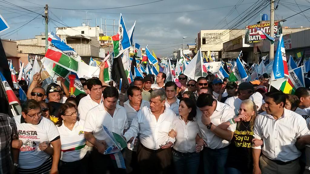 DiegoCuencaDC's tweet photo. #MachalaProtesta Carlos Falquéz alcalde de Machala junto a su padre, lideraron protesta contra el regimen. http://t.co/d9HMZA3foX