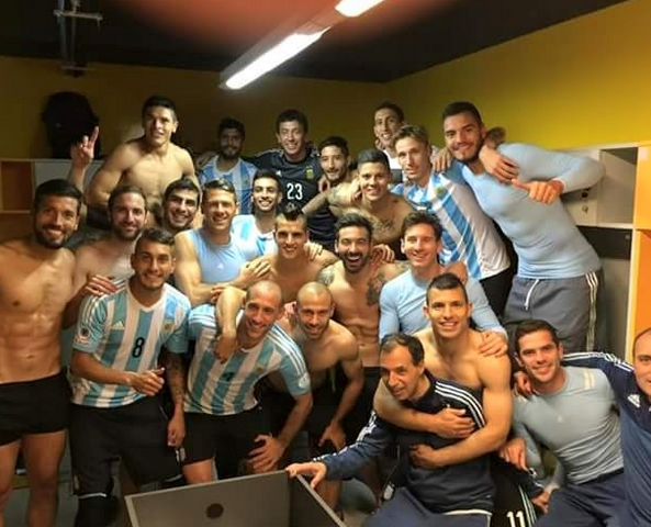 MacchiaTW's tweet photo. Delirio en Viña del Mar.
Agustín Marchesín &amp; 22 más.
Argentina semifinalista de la Copa América. http://t.co/rJqcH9N5WU