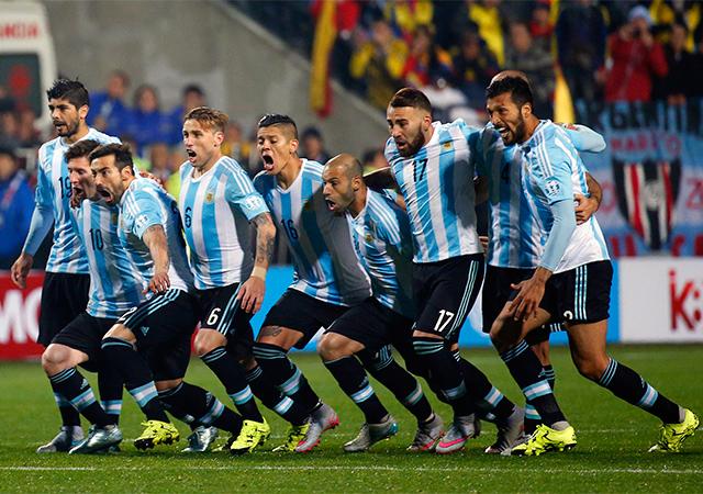 ClaroSports's tweet photo. #ARG es semifinalista en #Chile2015 tras superar en penaltis 5-4 a #COL http://t.co/PldMOdPrTq http://t.co/Q9fHrRpTWF