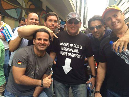 JustefytaLover's tweet photo. Jajajajajaj son unos loquillos #FueraCorreaFuera #GuayaquilProtesta #MachalaProtesta #EcuadorProtesta http://t.co/yP0nnh8uj0