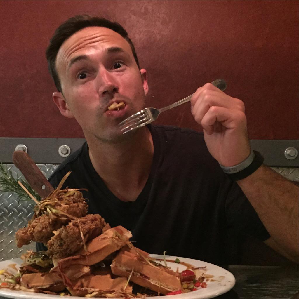 JesseBris's tweet photo. #EpicTreatMeal #GuessWhere :)
#lasvegas #ByeByeAbs #HelloTreadmill
#CarpeDiem
Jesse
#1Year1000Challenge http://t.co/IzL9pWslxE